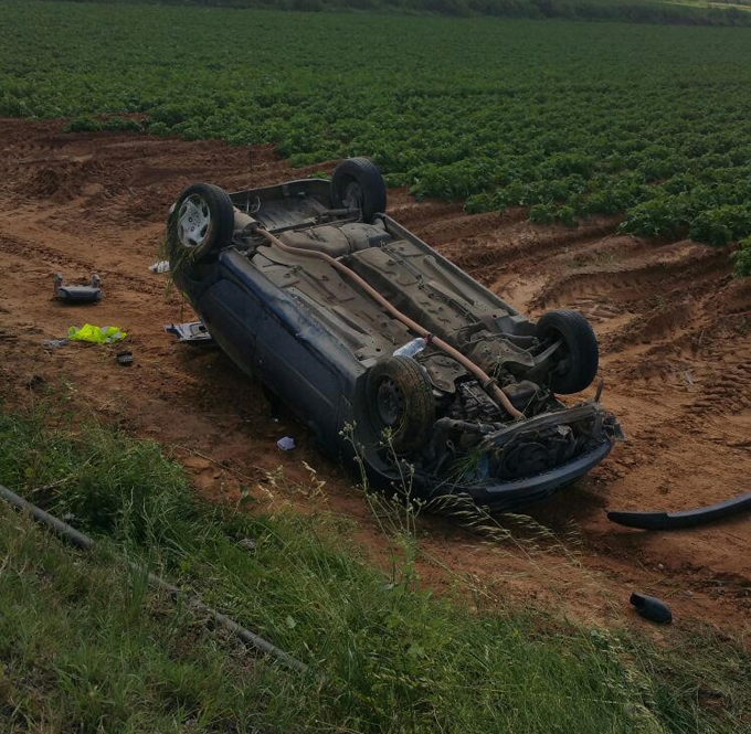 اصابة شابة بجروح طفيفة بعد انقلاب سيارتها